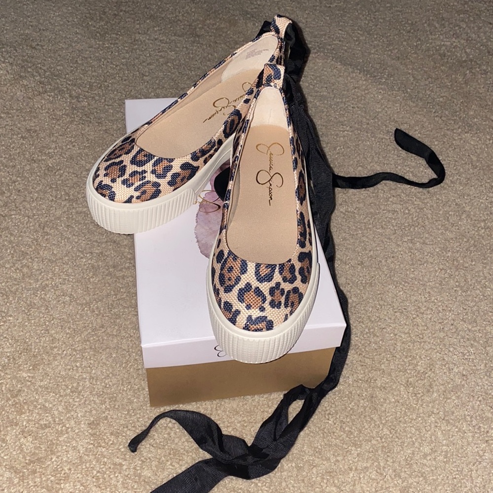 NWT size 6 M by Jessica Simpson